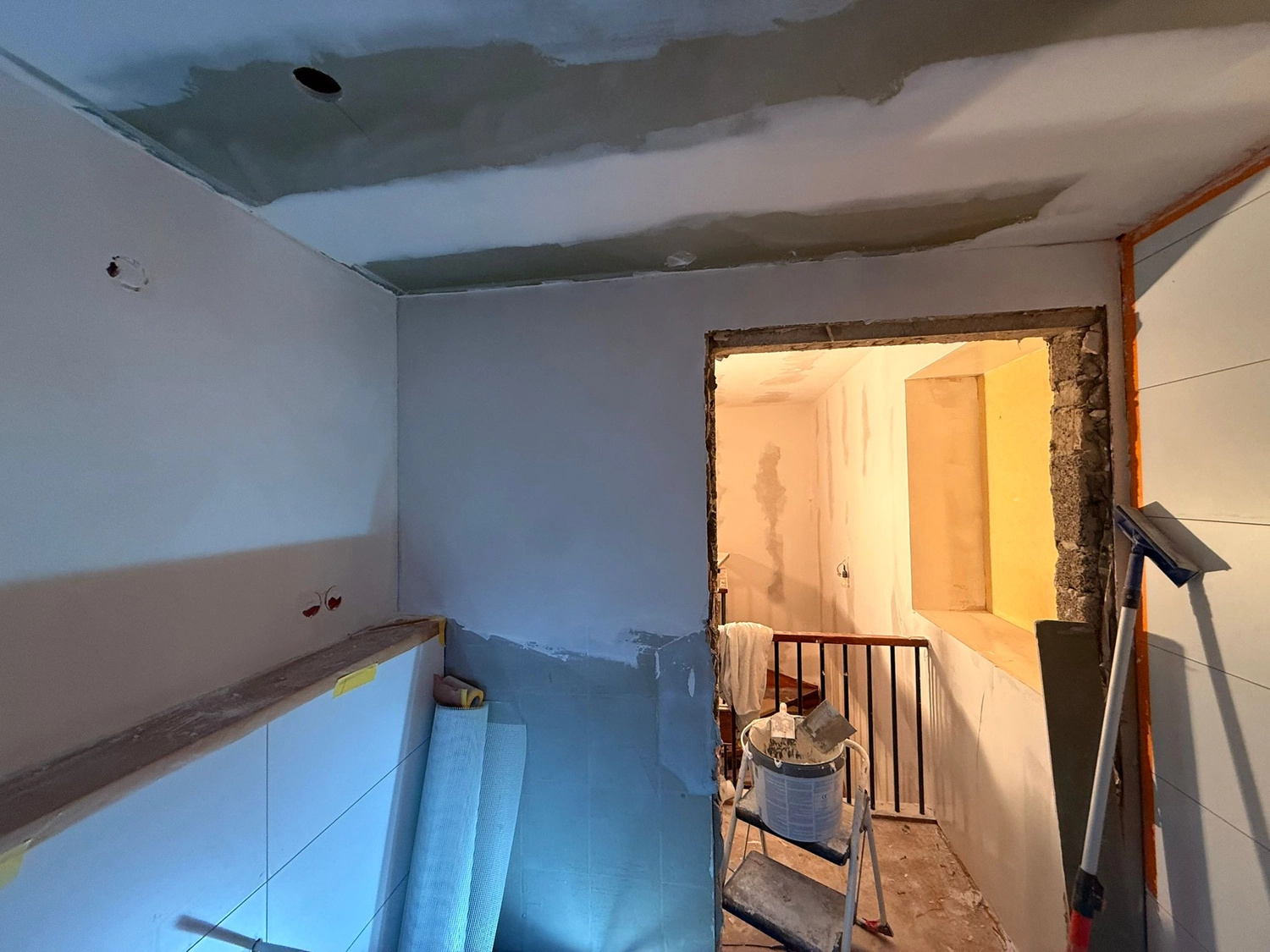 Spanndecken Grunau - Sanierung, Renovierung & Innenausbau - Türöffnung mit grob verputzten Gipskartonwänden, verputzten Fugen und Fliesenarbeiten links.