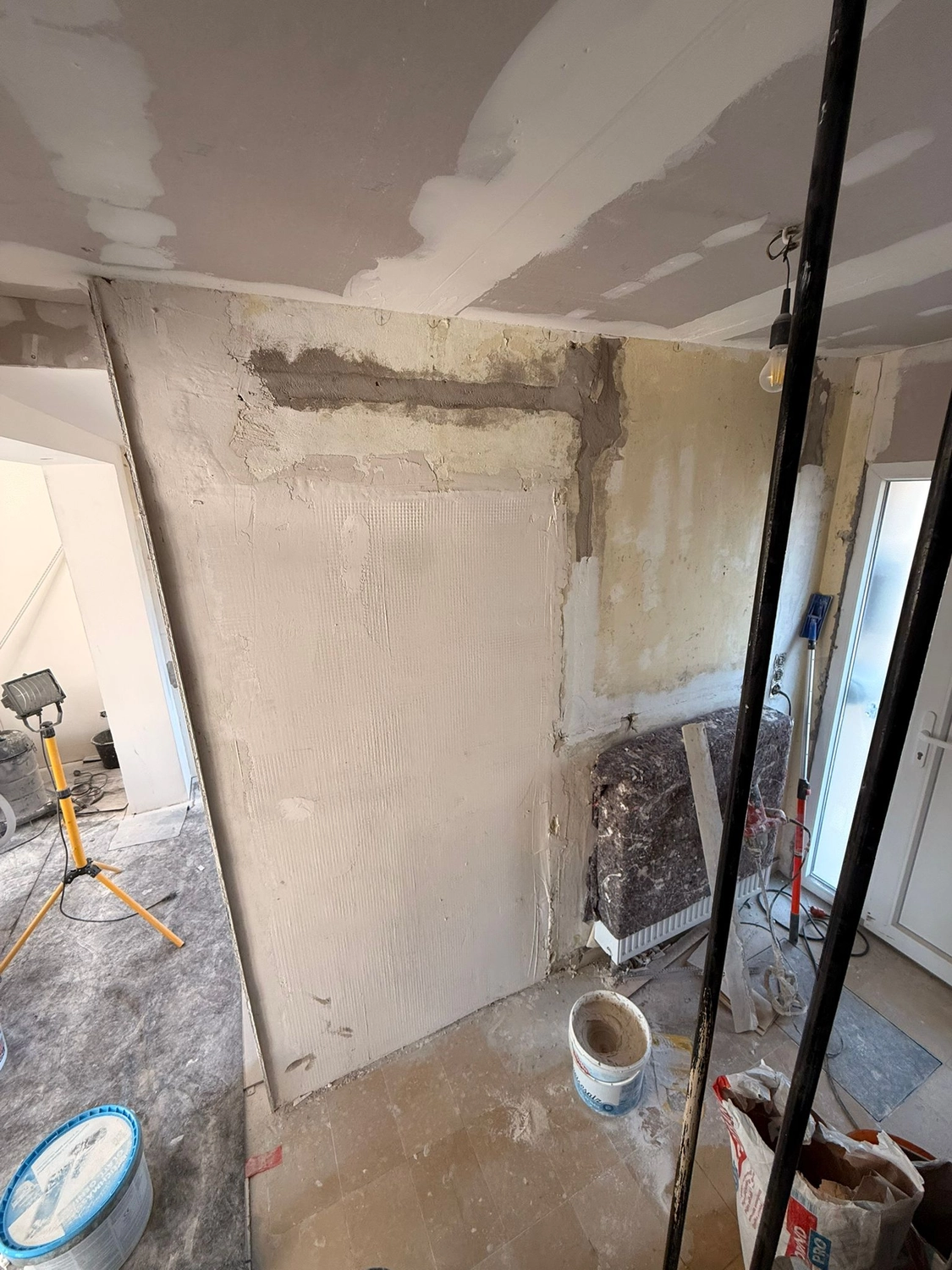 Spanndecken Grunau - Sanierung, Renovierung & Innenausbau - Totale eines im Bau befindlichen Raums mit Stützpfeilern, Sichtbeton und noch feuchtem Putz.