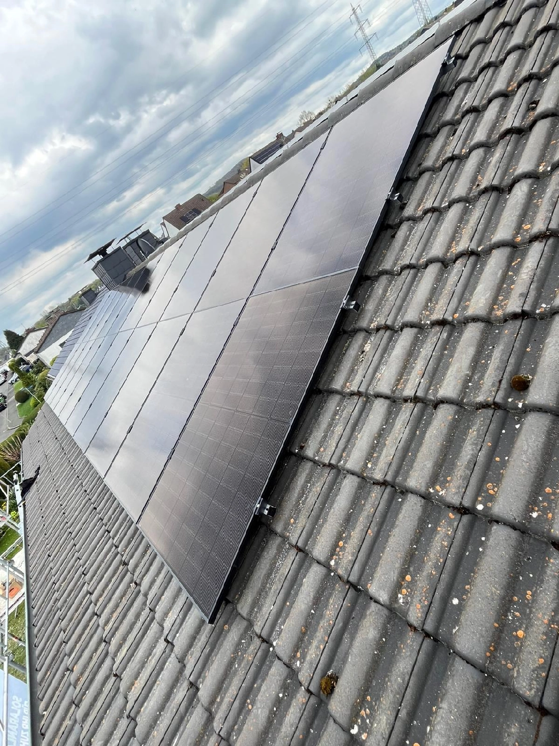 Spanndecken Grunau - Sanierung, Renovierung & Innenausbau - Solarpaneele auf einem Ziegeldach.