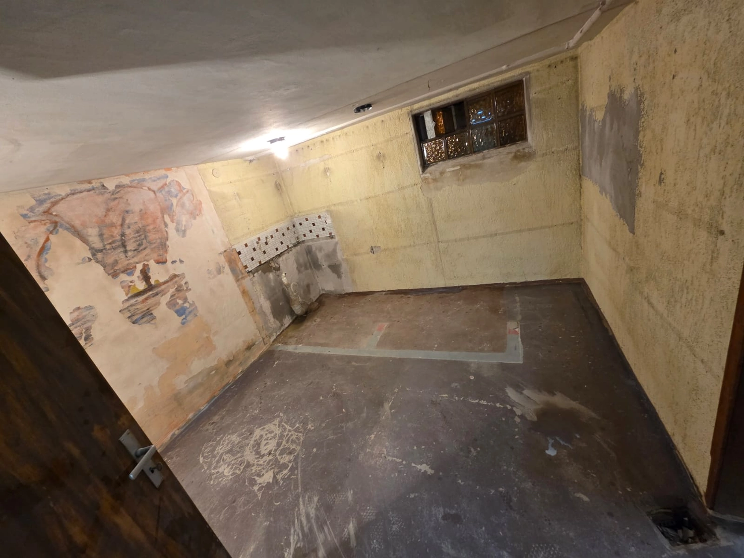 Spanndecken Grunau - Sanierung, Renovierung & Innenausbau - Ein Raum im Abriss mit einem Haufen Ziegelbruch auf dem Boden und freigelegten Wänden.