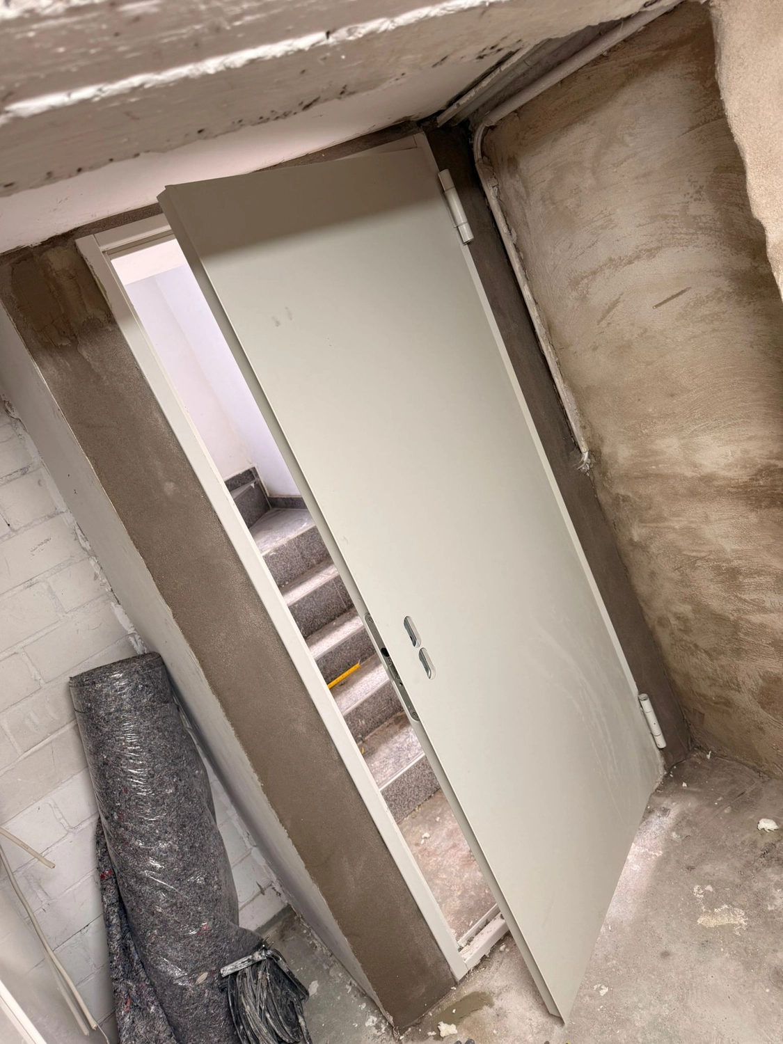 Spanndecken Grunau - Sanierung, Renovierung & Innenausbau - Frisch verputzte Wand neben einer Innentür.