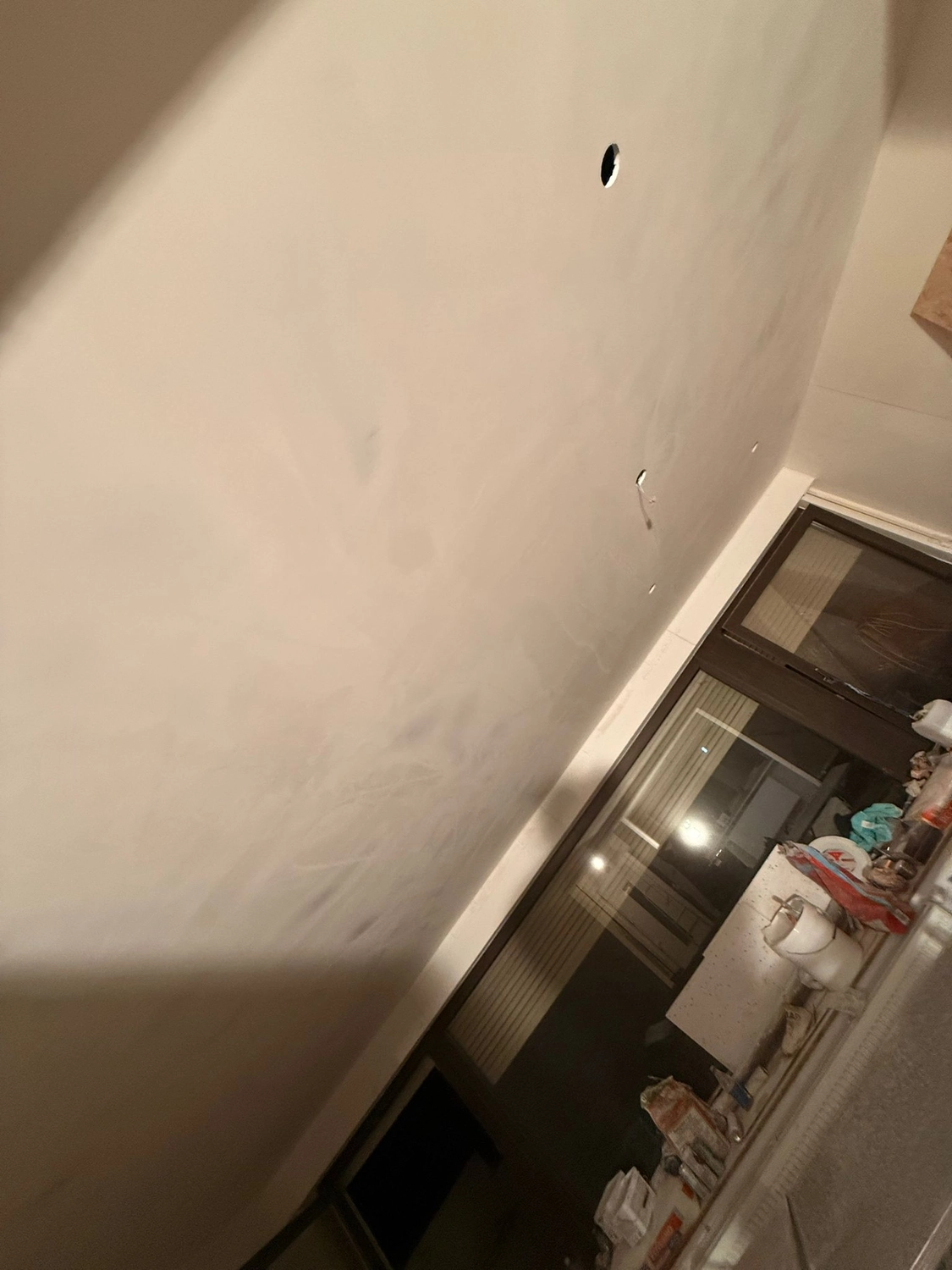 Spanndecken Grunau - Sanierung, Renovierung & Innenausbau - Schräge Ansicht einer frisch gespachtelten, glatten, weißen Wand.
