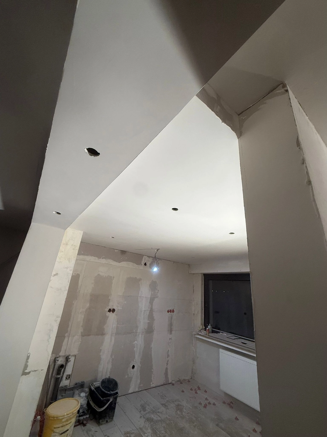 Spanndecken Grunau - Sanierung, Renovierung & Innenausbau - Fertige, glatte, weiße Gipskartondecken und -trennwände mit Aussparungen.