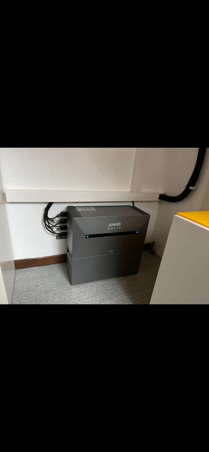 Spanndecken Grunau - Sanierung, Renovierung & Innenausbau - Ein wandmontierter Fox ESS Solarwechselrichter an einer Betonwand neben Stromverteilerkästen.