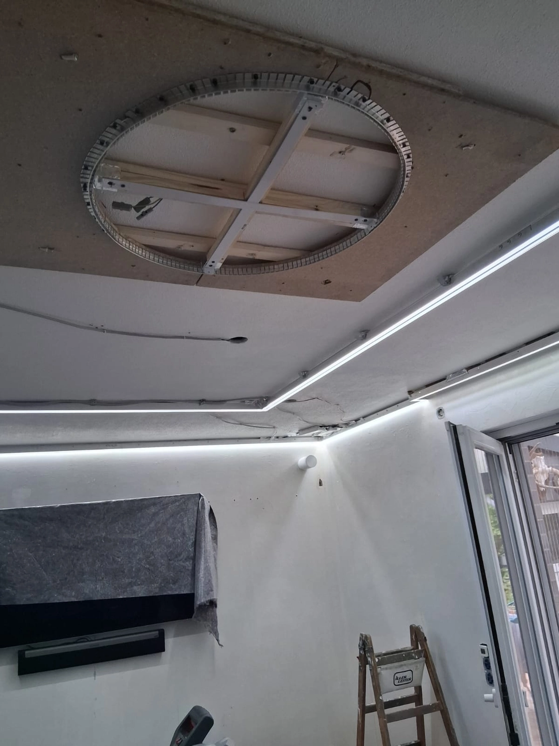 Spanndecken Grunau - Sanierung, Renovierung & Innenausbau - Moderne weiße Spanndecke mit integrierter LED-Beleuchtung.