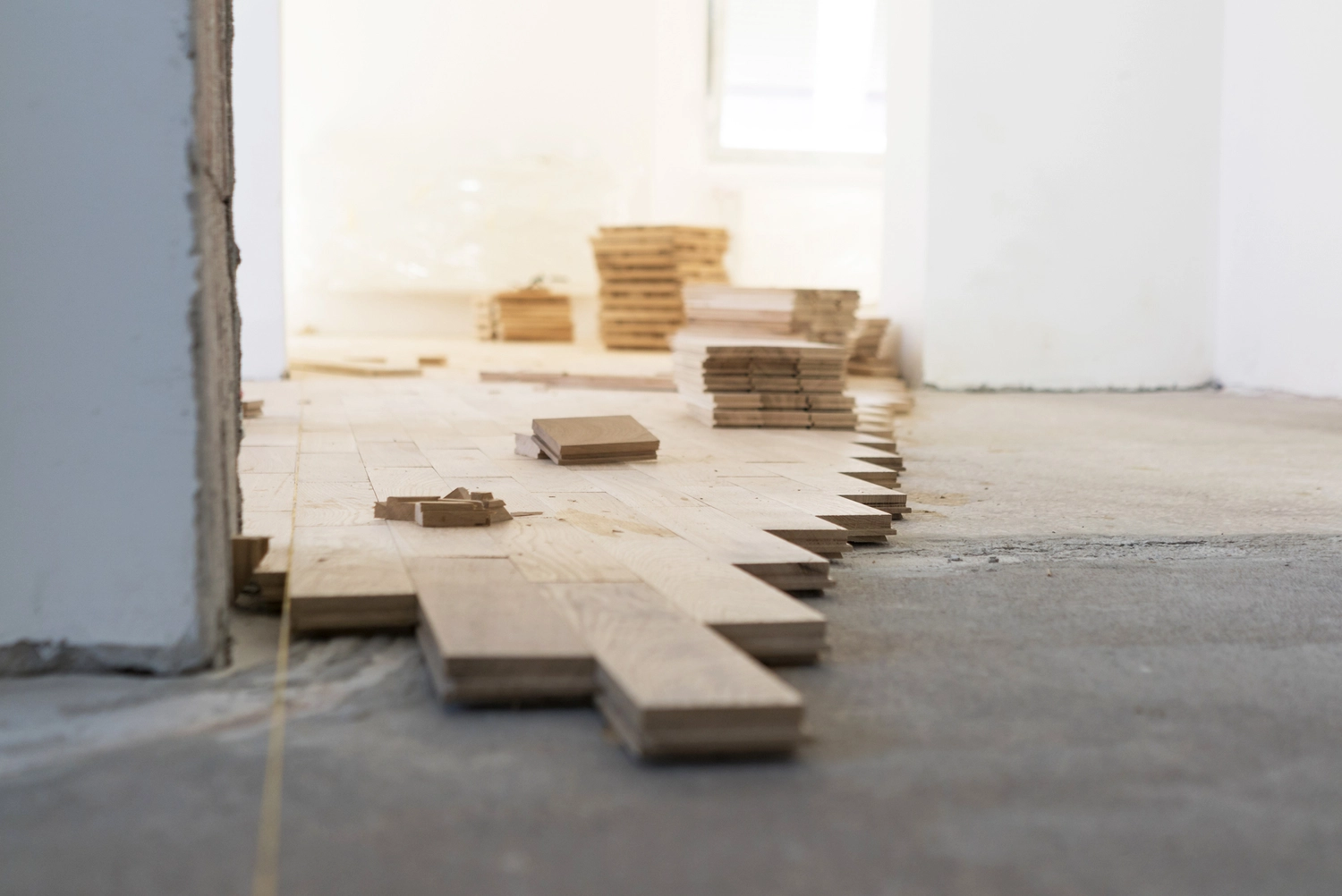 Spanndecken Grunau - Sanierung, Renovierung & Innenausbau - Verlegung von Holzdielen auf einem Betonboden.